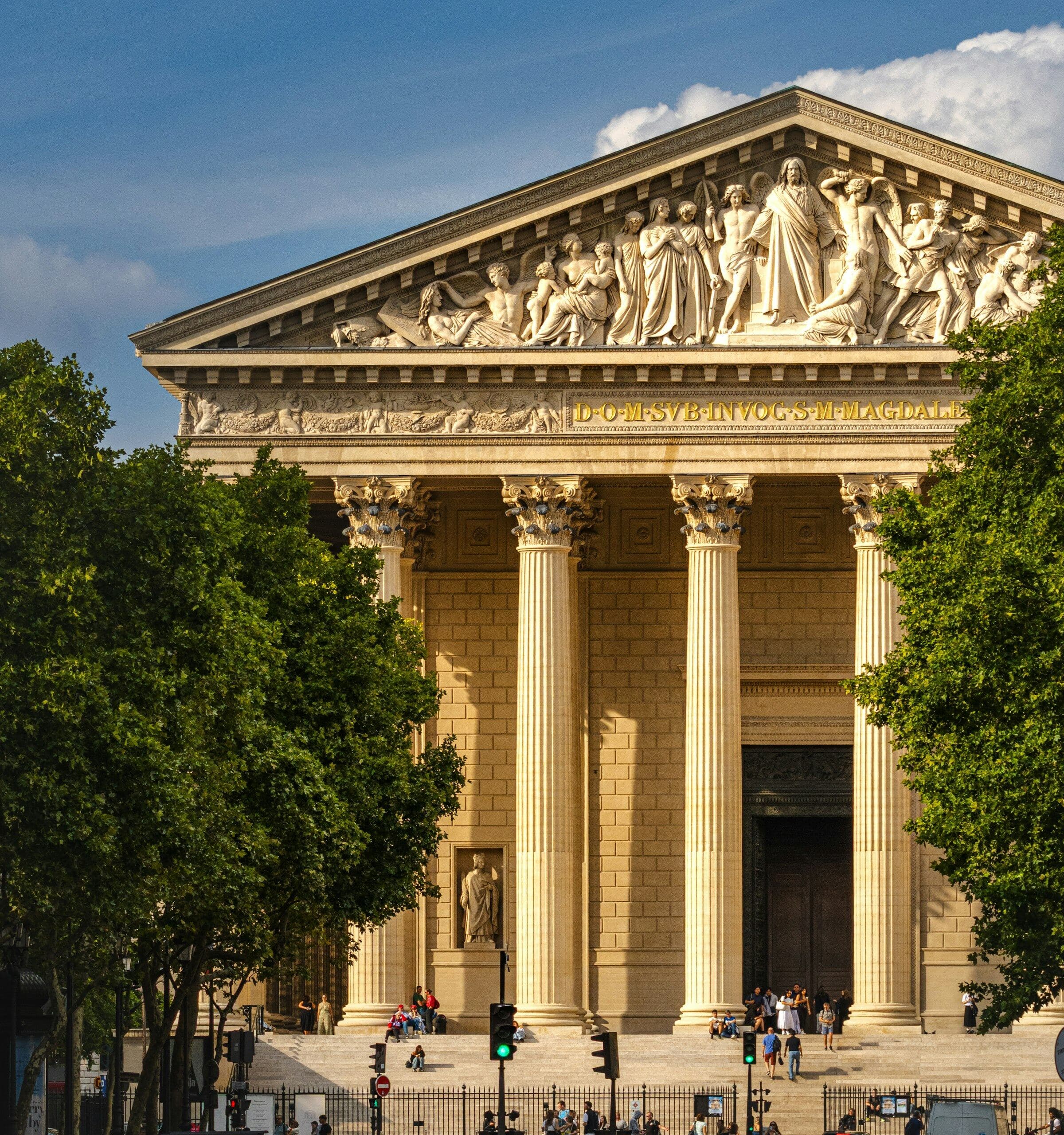 La façade néoclassique de l'église de la Madeleine, au cœur du 8e arrondissement de Paris